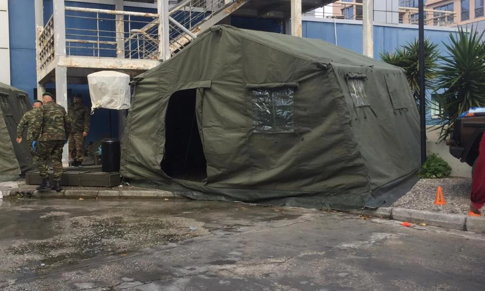 Ιατρεία εκστρατείας στο προαύλιο του “Αχιλλοπουλείου” από την 32η ΤΑΞ-ΠΖΝ